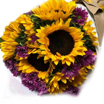 Букет из подсолнухов и хризантемы